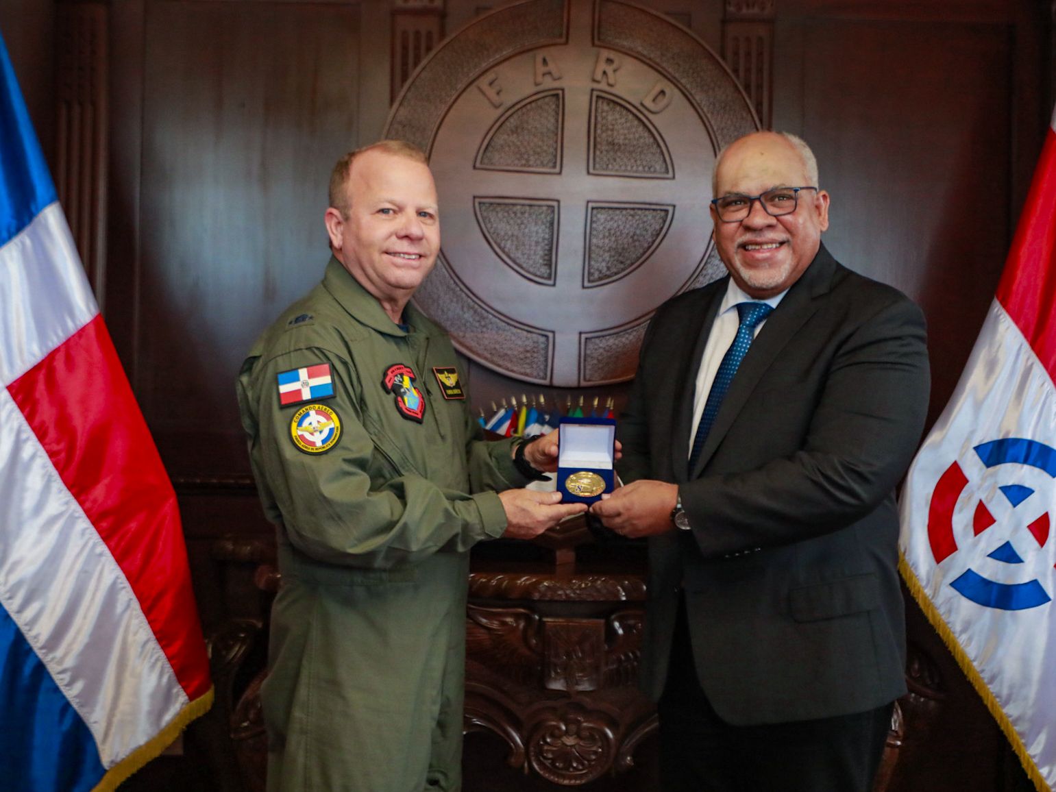 Director Sostiene  Encuentro Con Comandante Genera